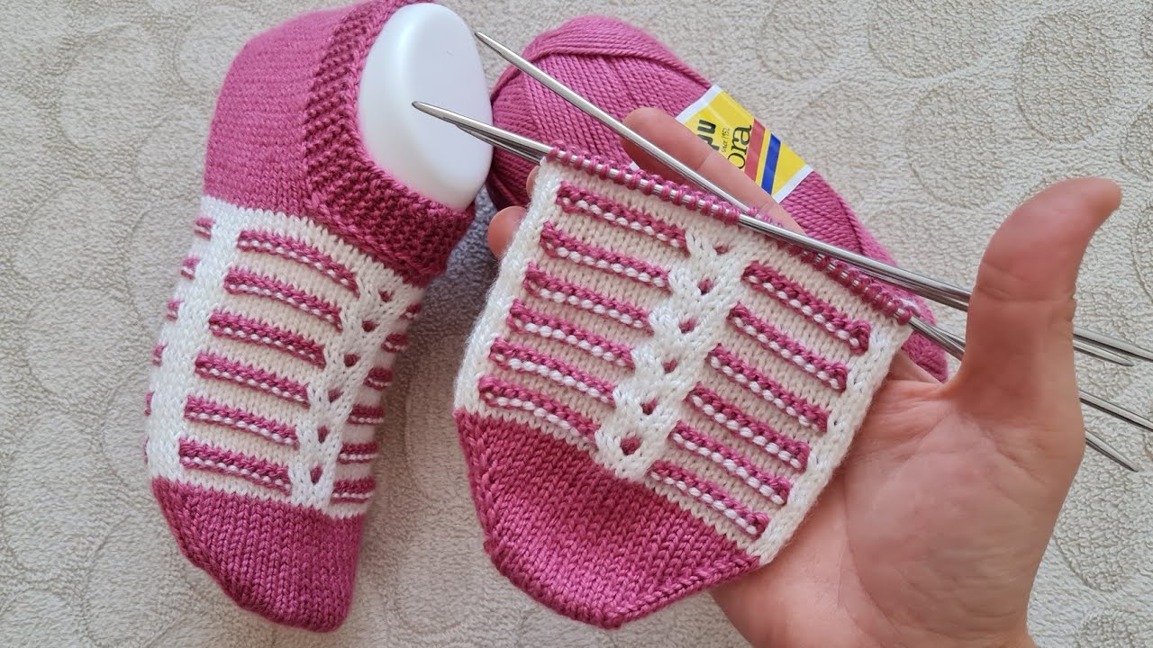 Çok kolay iki renkli beşşiş patik yapılışı ✅️ #beşşişpatik ✅️ #knitting ✅️ @divapatik