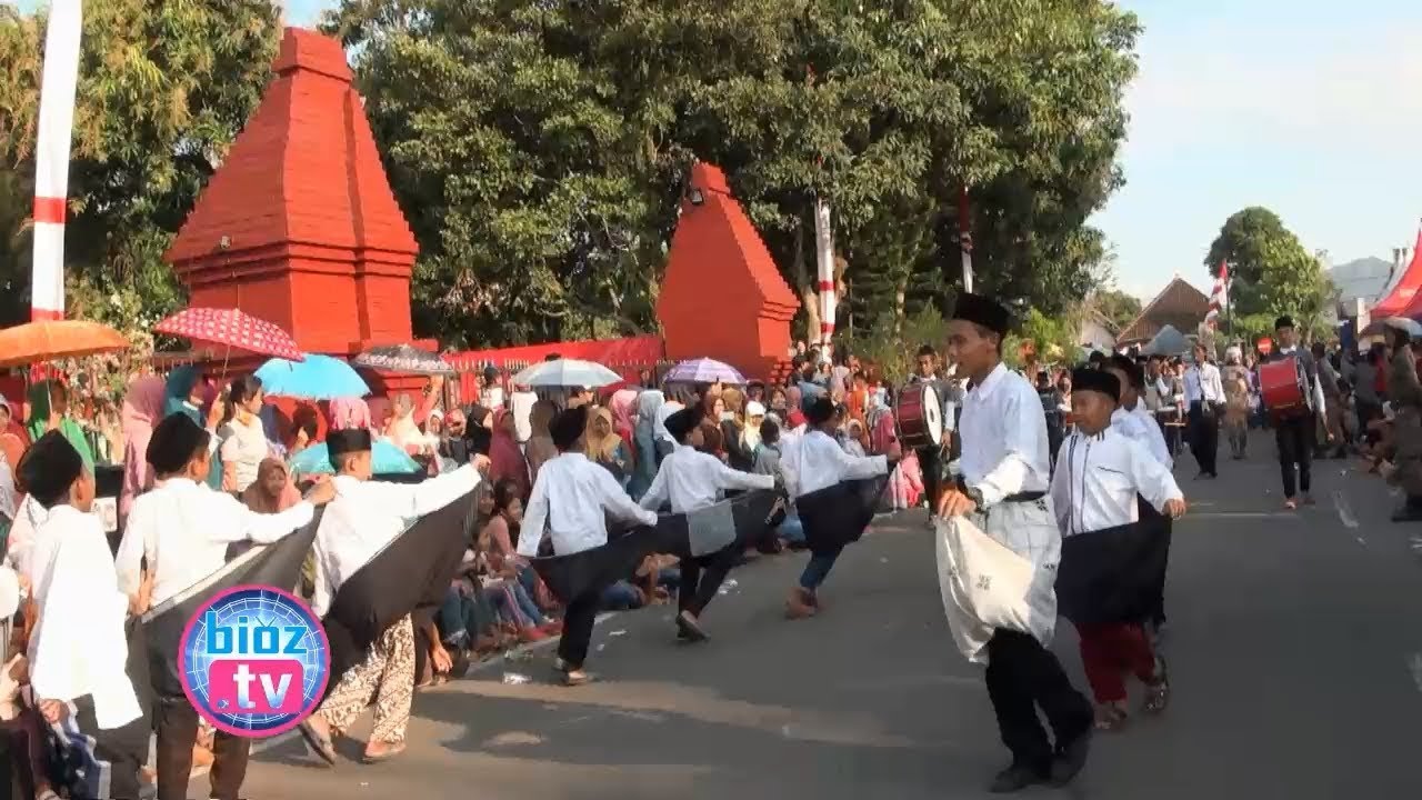 Unik & Lucu, Begini Jadinya Saat Santri Jaman Now Ikut Parade Drumband Di Trenggalek - bioztv.id