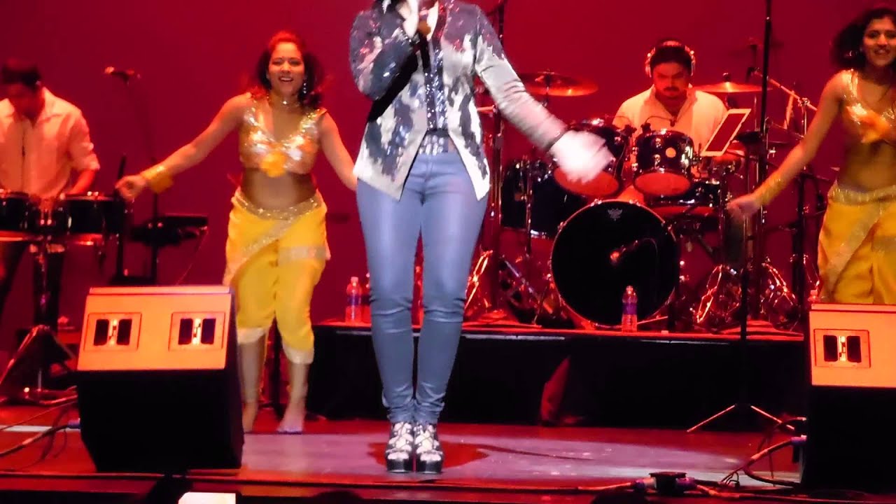 Shreya Ghoshal Preforming Live in Broward County, Florida singing Chikni Chameli
