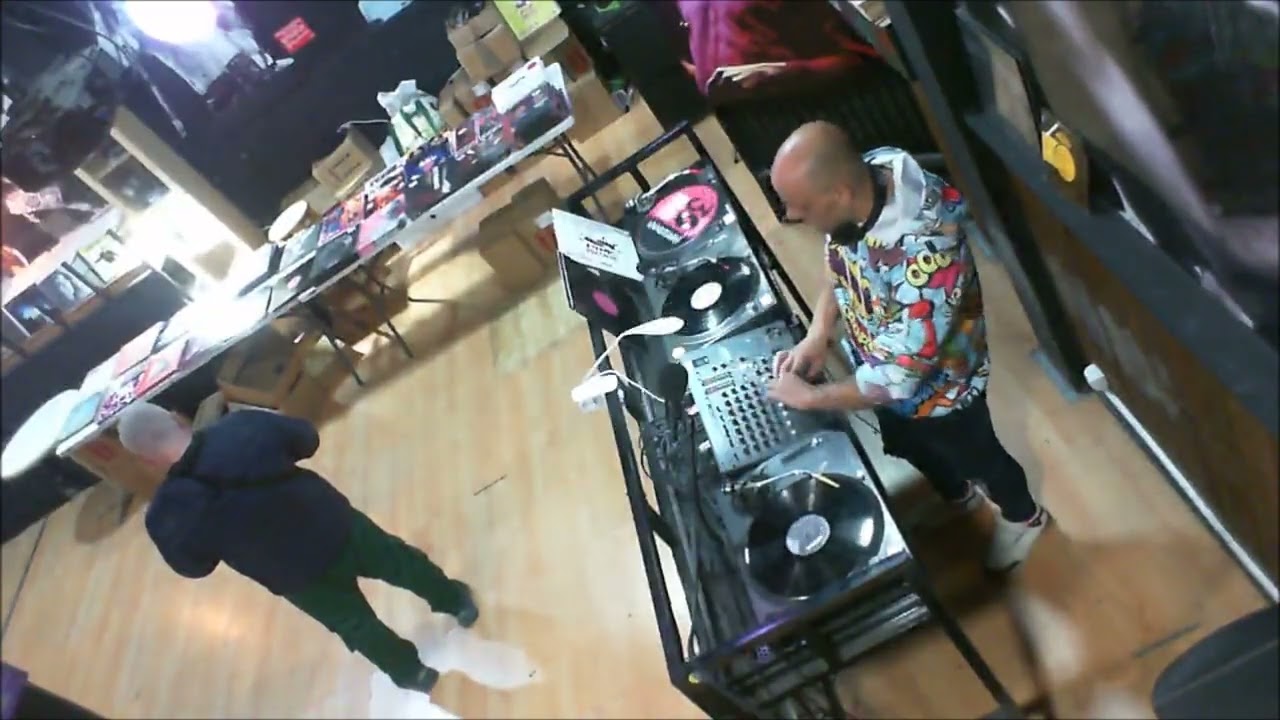 Doble presentacion en discos comix, 18/12/25 dj chumi - rpm vol.4 y javi golo - pink vol.7