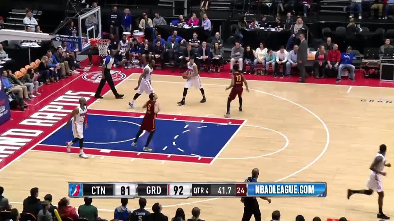 Eric Moreland with the dunk!