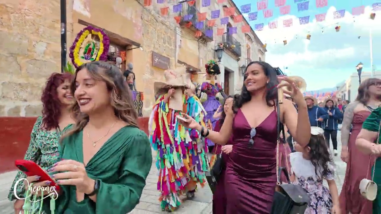 Nuestra Boda en Oaxaca Tania y Lupita | Monos de calenda chepanes