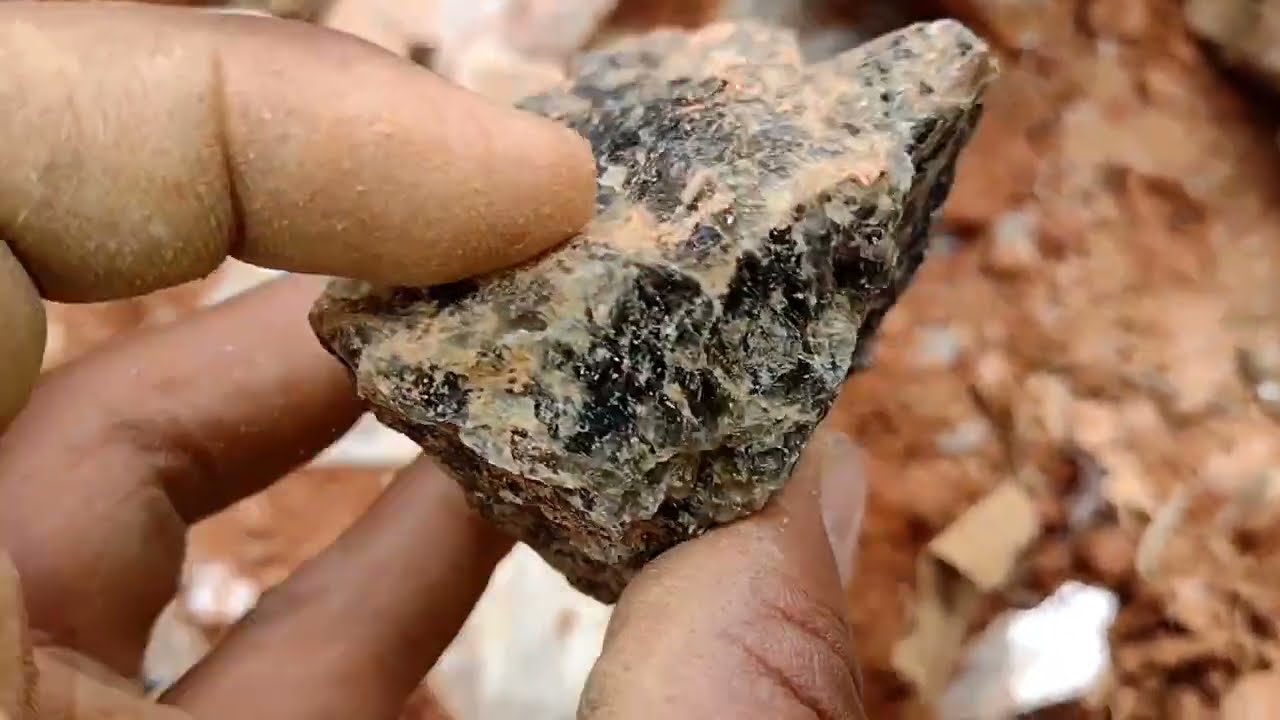 Todo quartzo tem ouro ? veja esse veio de ouro e pedras preciosas .