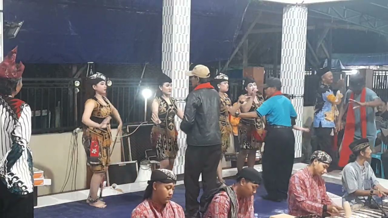 Seni: Tayub;... Lagu Walang Kekek, Banyuwangi, Joko Mlarat, Camping Gunung,.. Campursari Cipto Laras