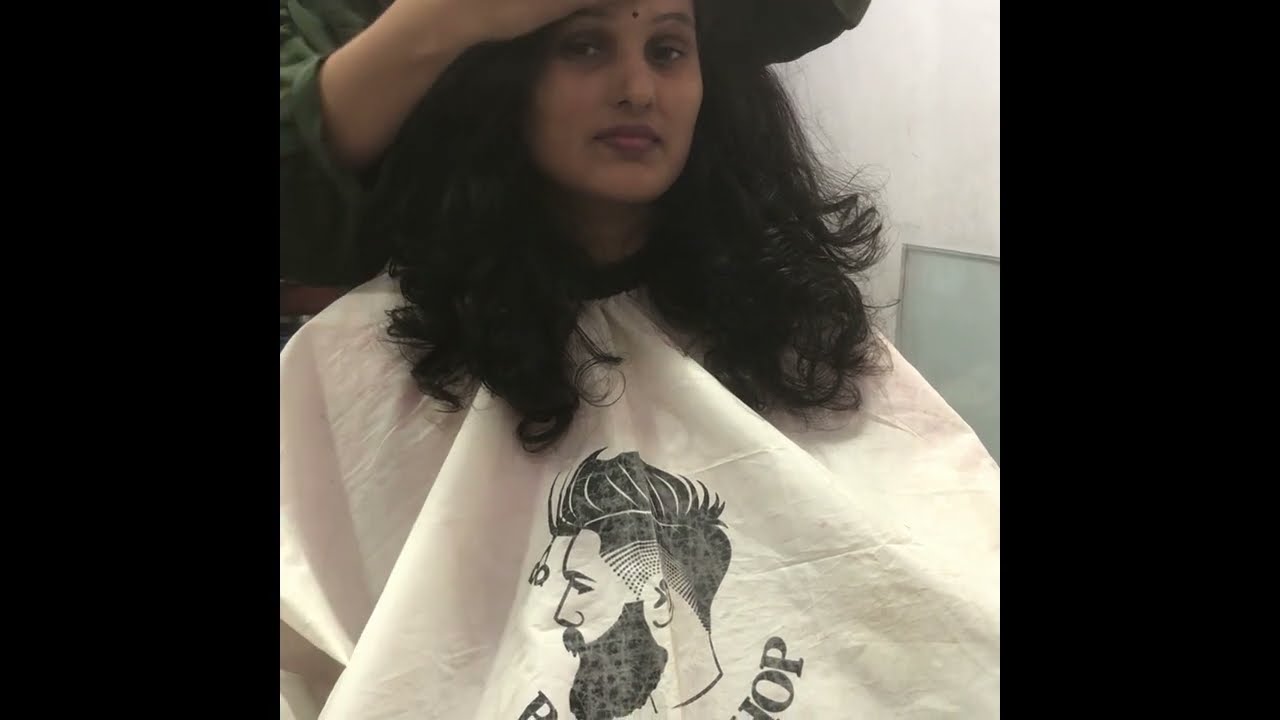 Indian bhabhi haircutting in beauty parlour |women haircut in barbershop | women haircut vlog 💇‍♀️✂️