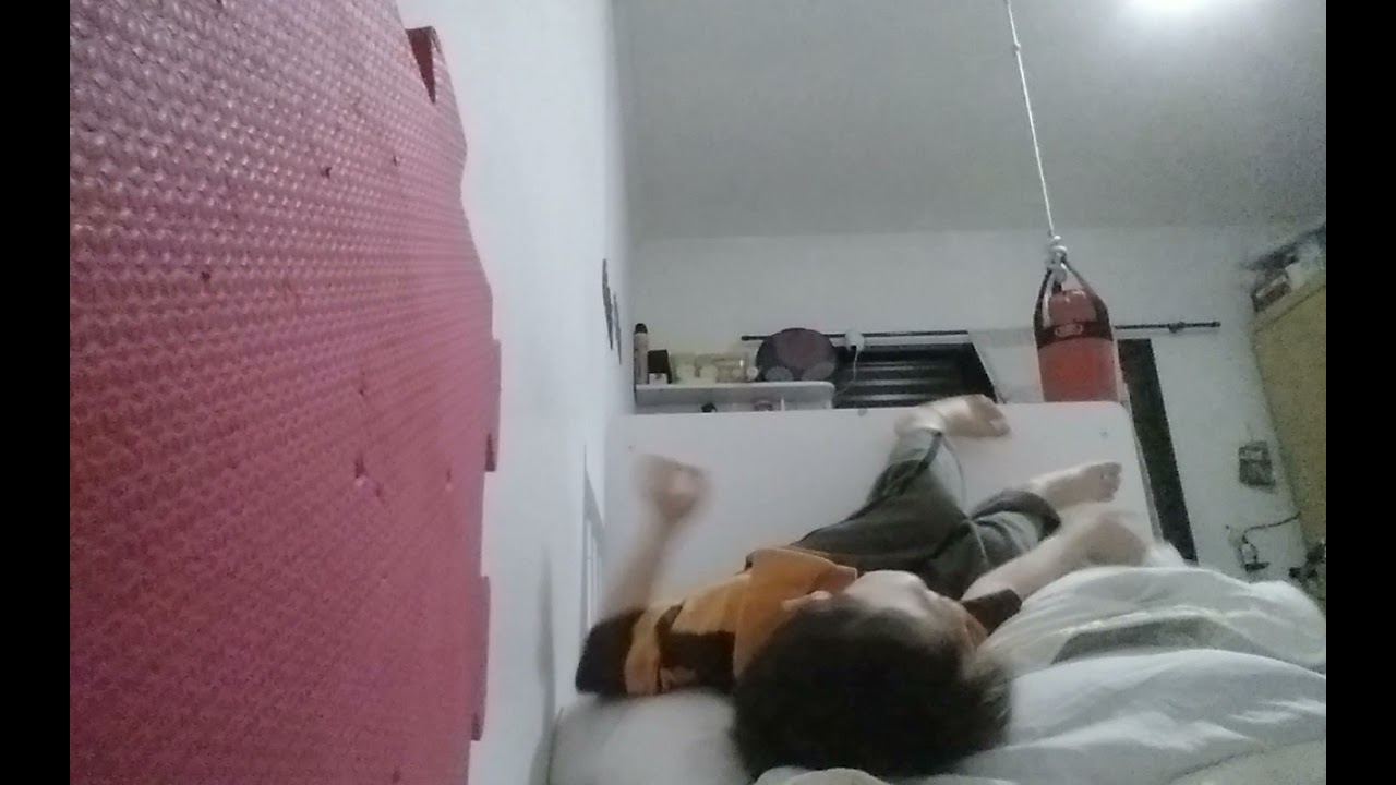 Quarentena: o pulo e a risada da crian&ccedil;a ... a melhor risada..mam&atilde;e deu bronca