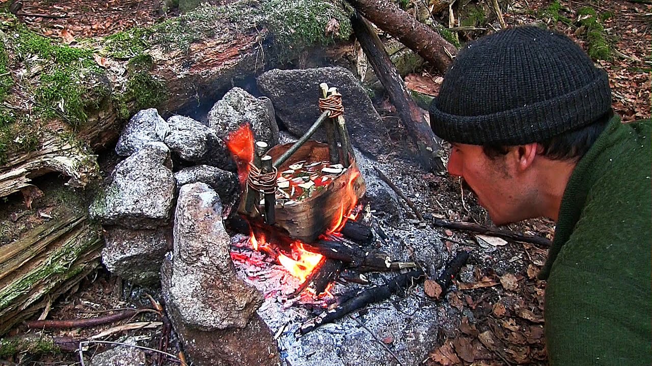 Cooking Goulash in a Bark Container [Bushcraft Camp Kitchen]