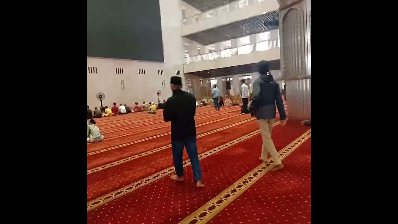 ANTAR KAKEK SHOLAT DI MASJID ISTIQLAL 