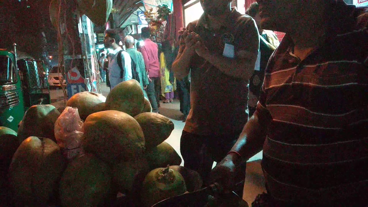 দেশি ডাব||Farmgate | Farmview Market|Bangladeshi Street Coconut 🇧🇩