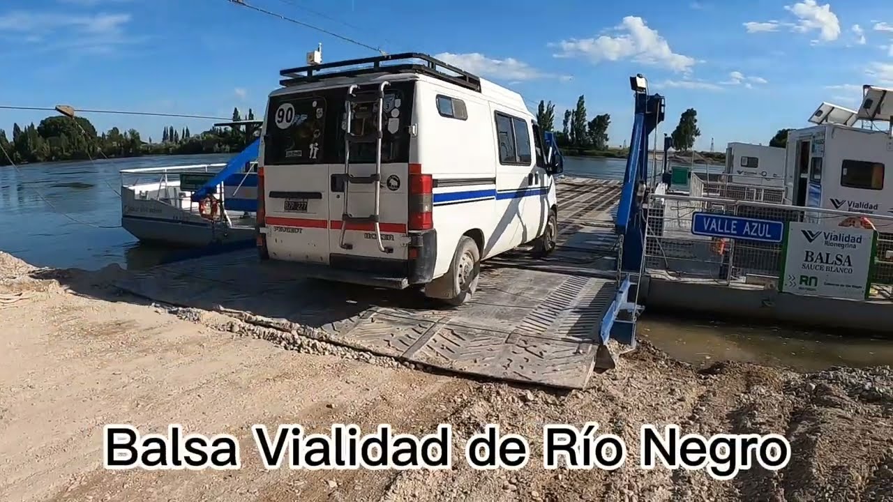 Cruce gratuito en balsa sobre el R&iacute;o Negro, camino a Guardia Mitre.