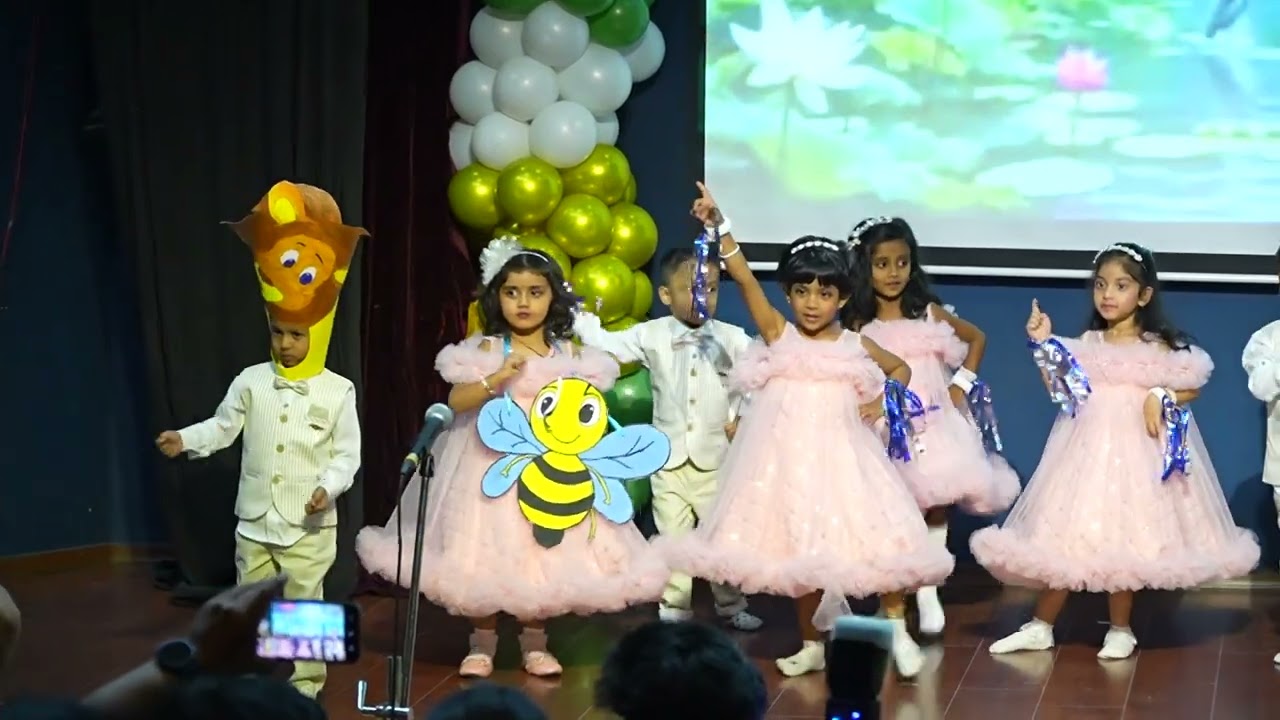Dhak dhak dharti dance by nursery kids♥️