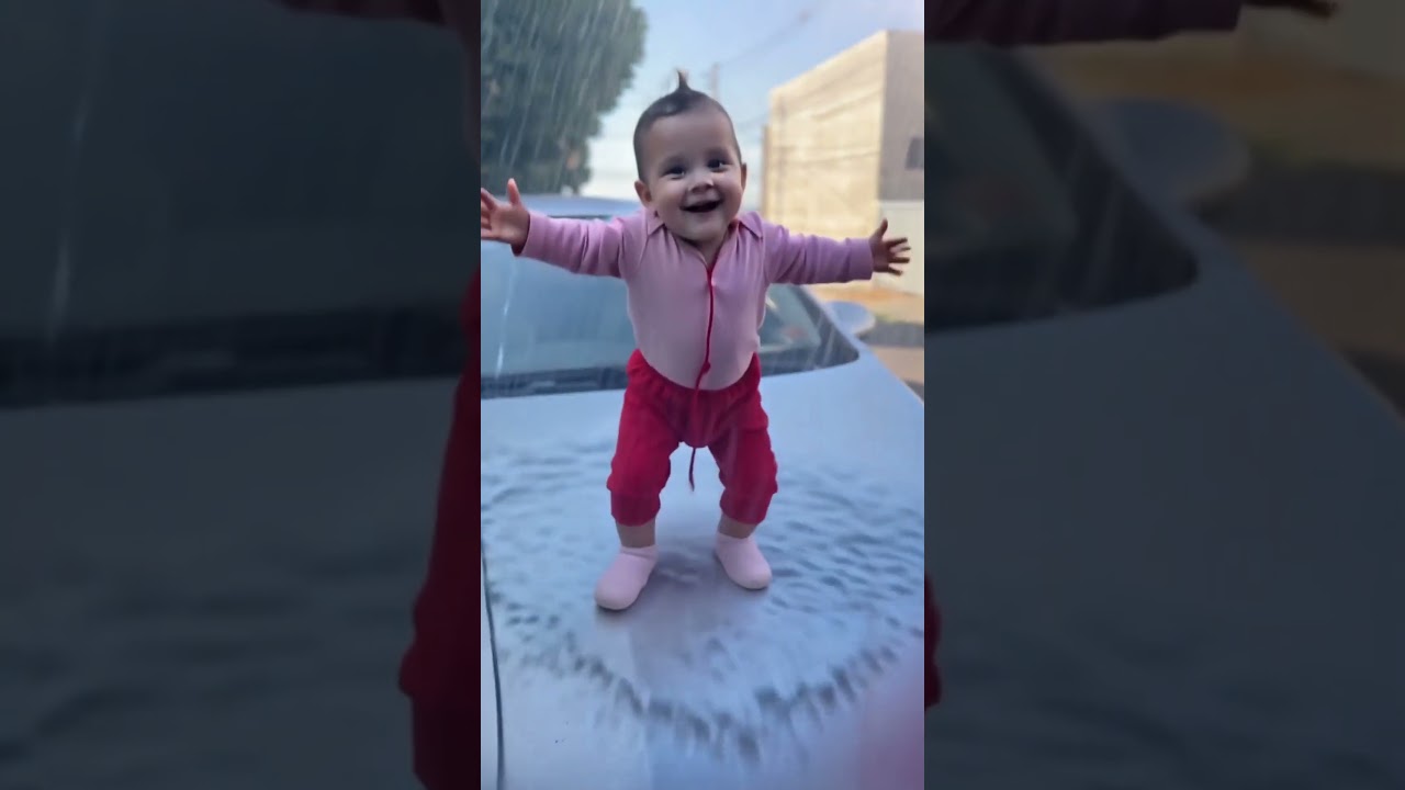 BEB&Ecirc; FOFO SE MOLHOU NA CHUVA E MAM&Atilde;E MERGULHOU 😱😂🌧️❤️ CUTE BABY GOT WET IN THE RAIN 😱😂🌧️❤️