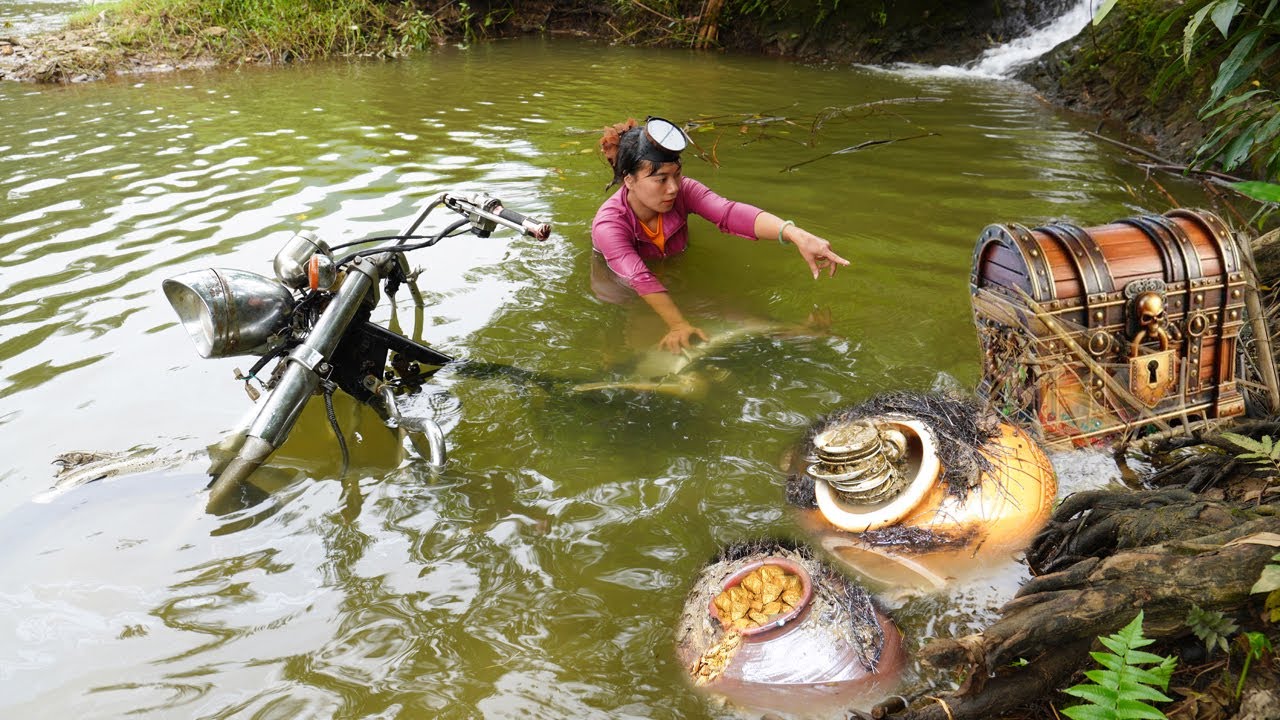 Poor Girl Picks Up Scrap | Girl Discovers Huge Treasure and Antiques Under the Swamp.