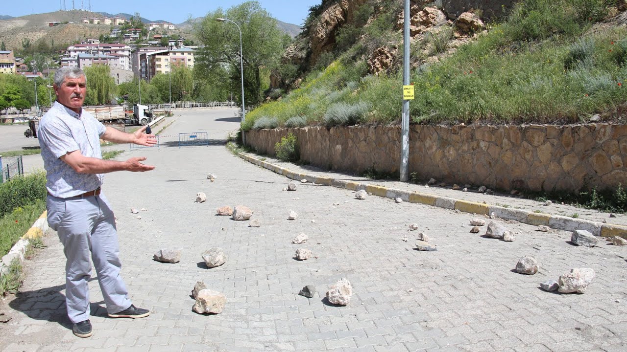 Oltu Kalesinden uçan taşlar tehlike saçıyor