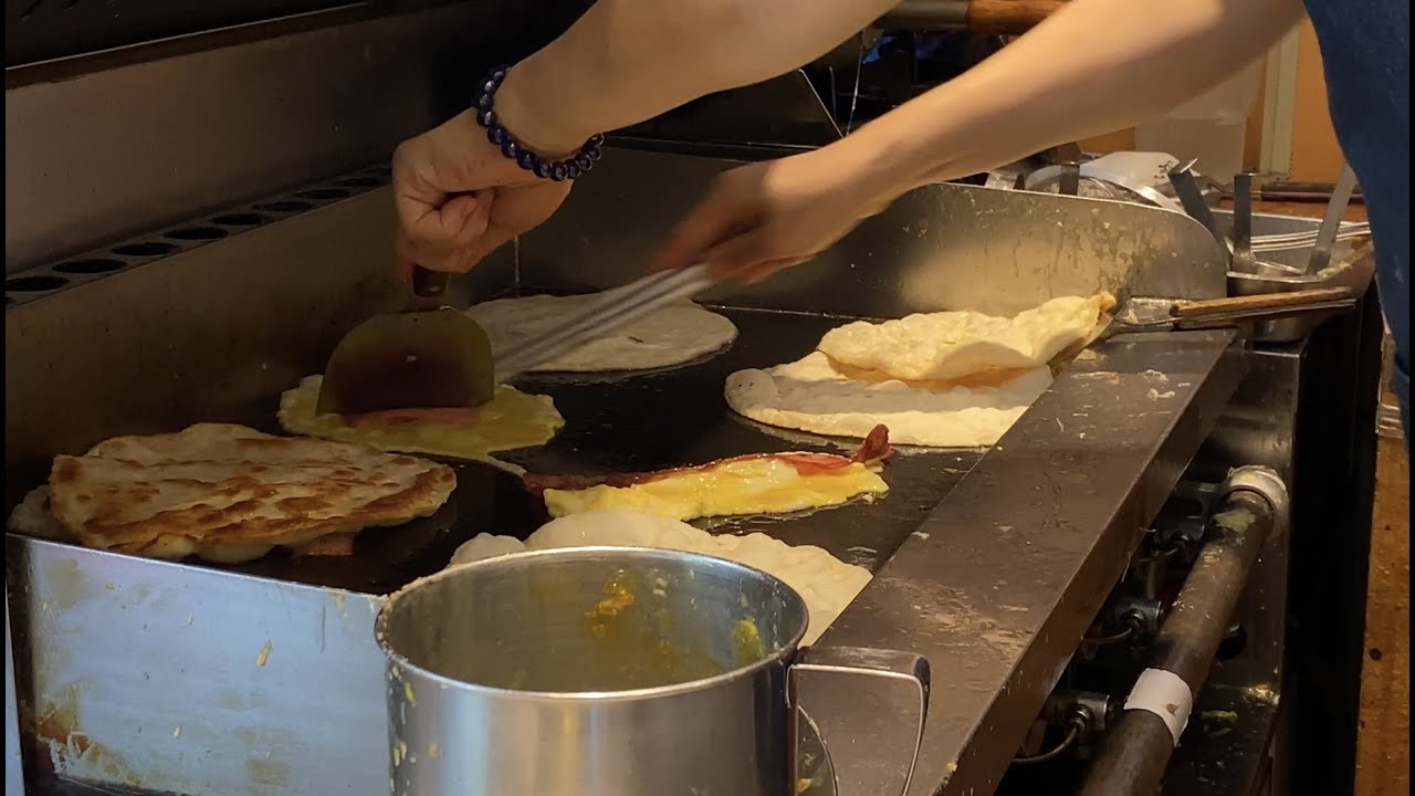 Egg pancake roll breakfast in Taipei Xinyi District, Taiwan Street Food 4K / 香酥蛋餅捲