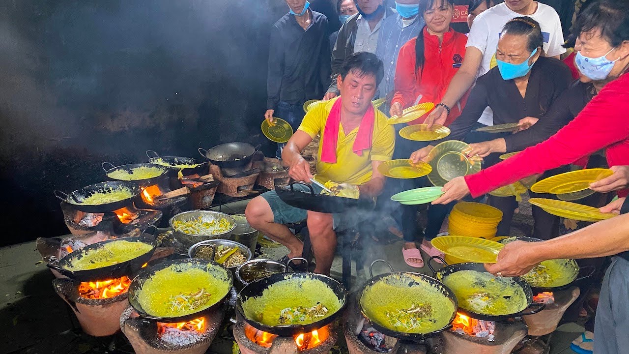 Ăn bánh xèo miễn phí ở miền tây, lần đầu thấy cảnh rất đông người đứng chờ lấy bánh xèo