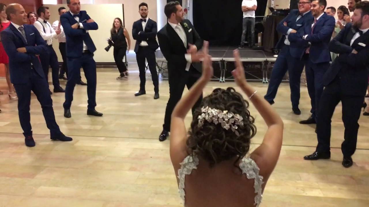 Baile sorpresa - El novio y los amigos sorprenden a la novia