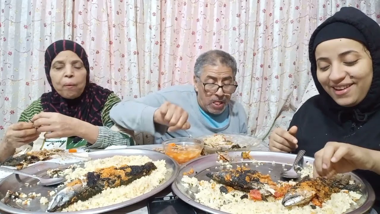 تحدي اكل على اكبر عزومه سمك مكاريل مشوي ورز بالبصل وسلطه عند الحاج والحاجه حكينا الحقيقه كلها ✋😔