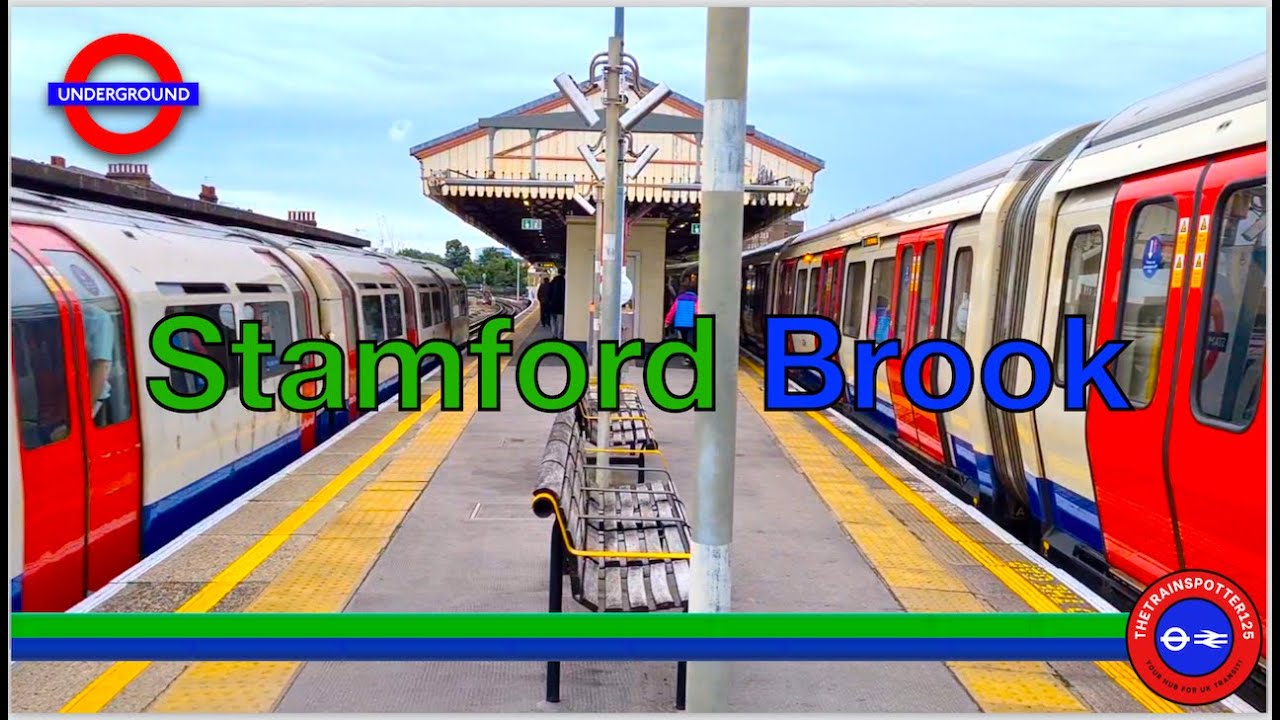 District and Piccadilly Line Trains at Stamford Brook Station - London Underground (24/07/2023)