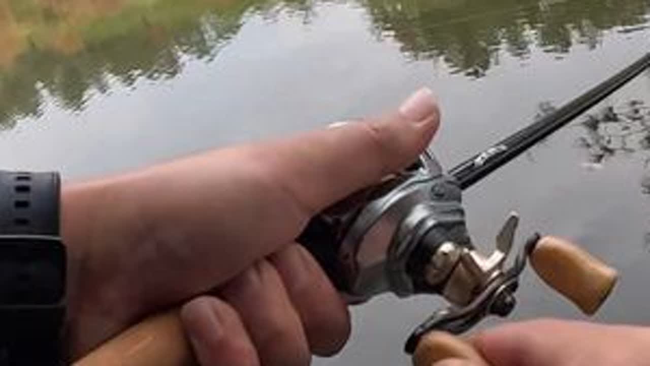 深山水库让人头皮发麻！竟连连钓上大野鲈… 探钓10年未干的深山水库结果却连竿大野鲈鱼，刺激！