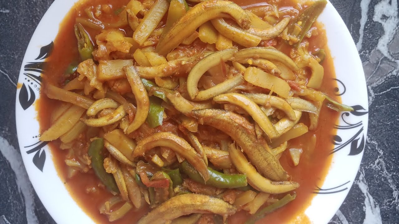 আলু আর কফি দিয়ে ছোট বাইন মাছের চচ্চড়ি