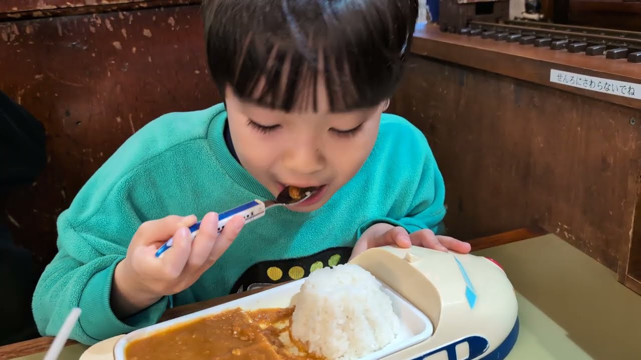 祐天寺のカレーステーションナイアガラで蒸気機関車に新幹線カレーを運んでもらったたっくん。Curry Station Niagara. Steam locomotive. 2026年1月25日。