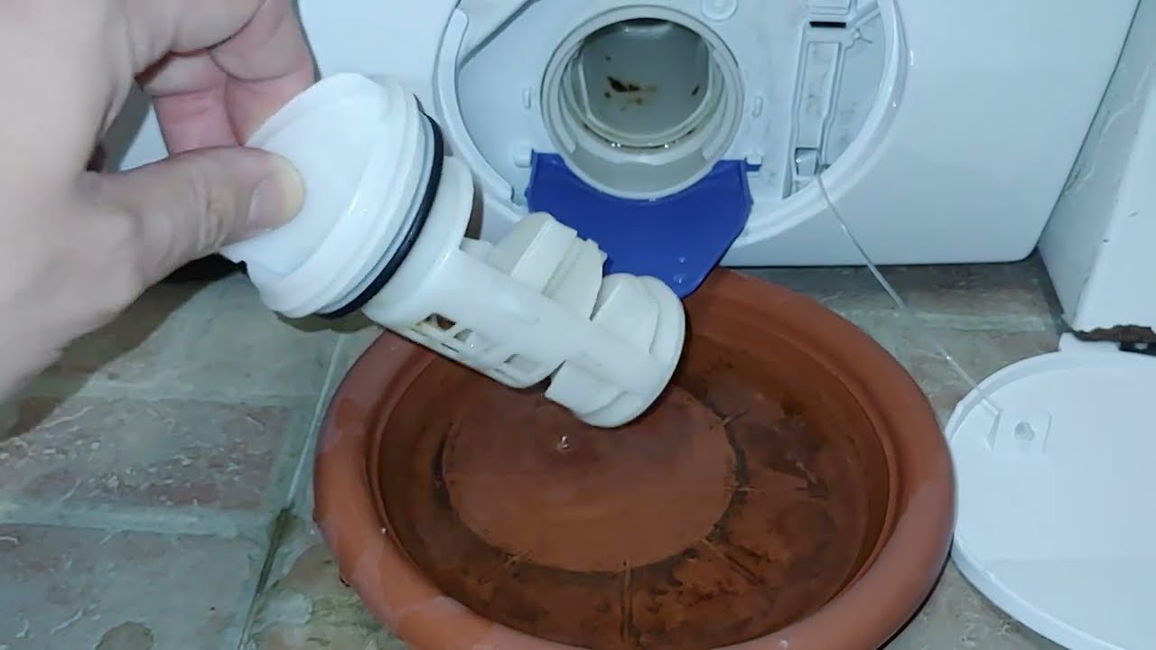 Inspecting the drain filter of the Electrolux Perfect Care 600