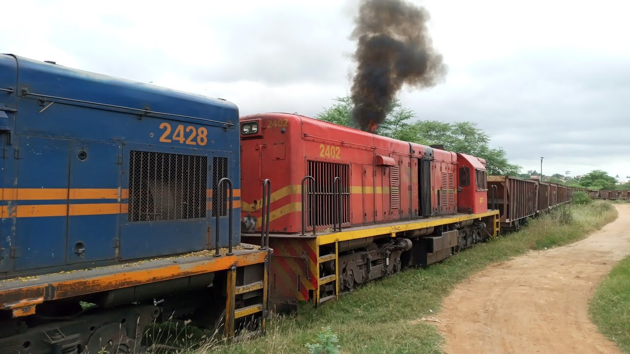 TREM FCA E RFFSA N&deg;2428 e 2402 COM VAG&Otilde;ES CARREGADO part-1