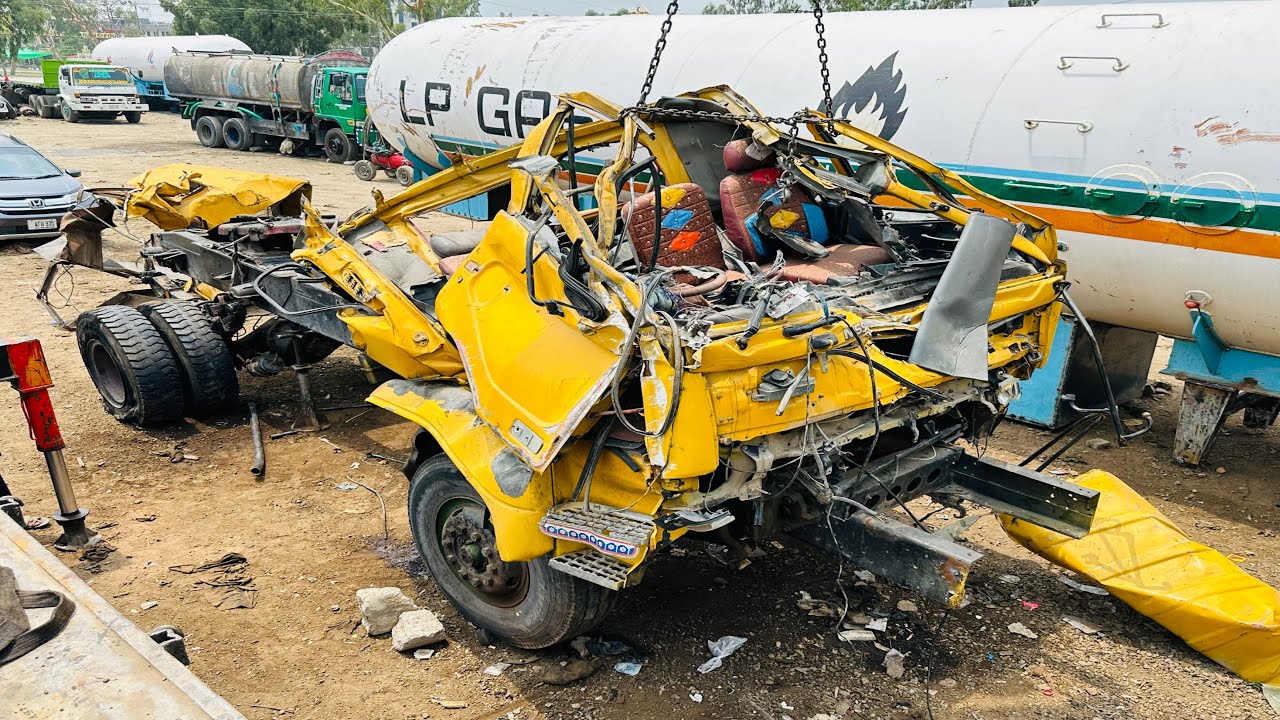 Nissan UD Truck Was Completely Destroyed In A Dangerous Accident Due To Overspeed. Full Restoration