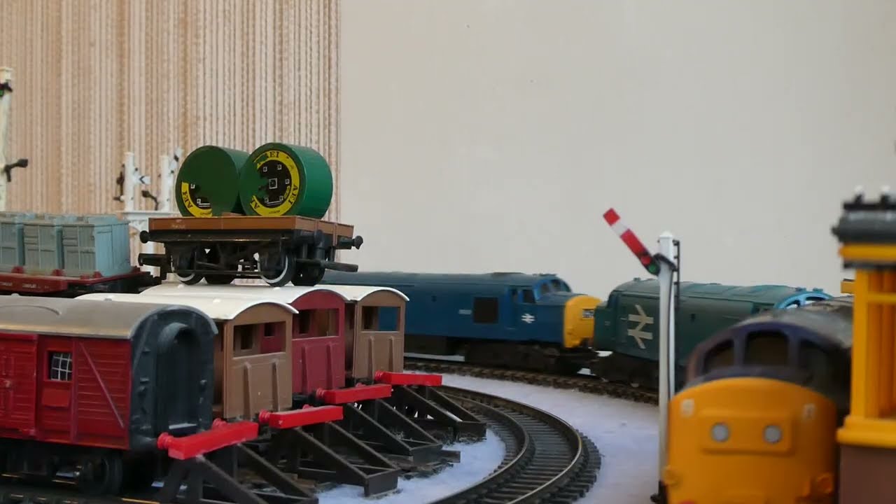 TRIANG OR LIMA OR AIRFIX OR BACHMANN OR MAINLINE MODEL RAILWAY ROLLING STOCK RUN ONE 070326