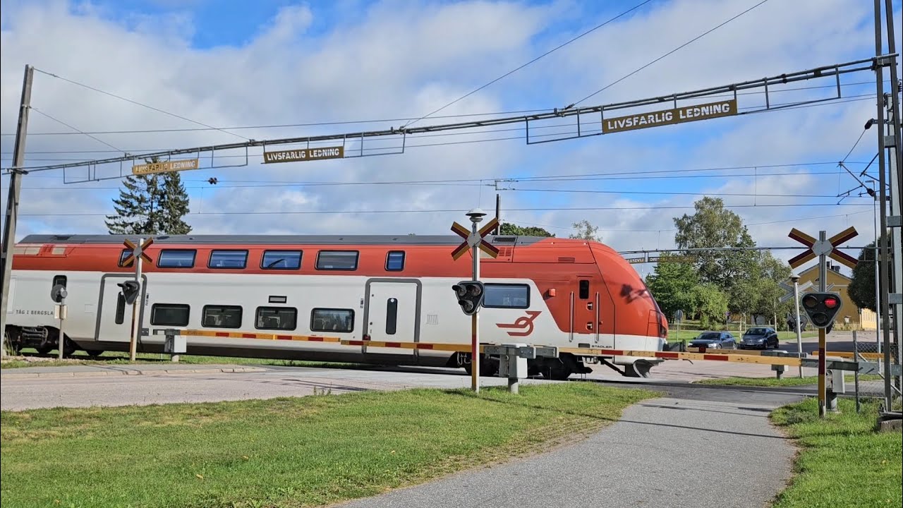 Järnvägsövergång Hallstahammar / Railroad Crossing in Sweden