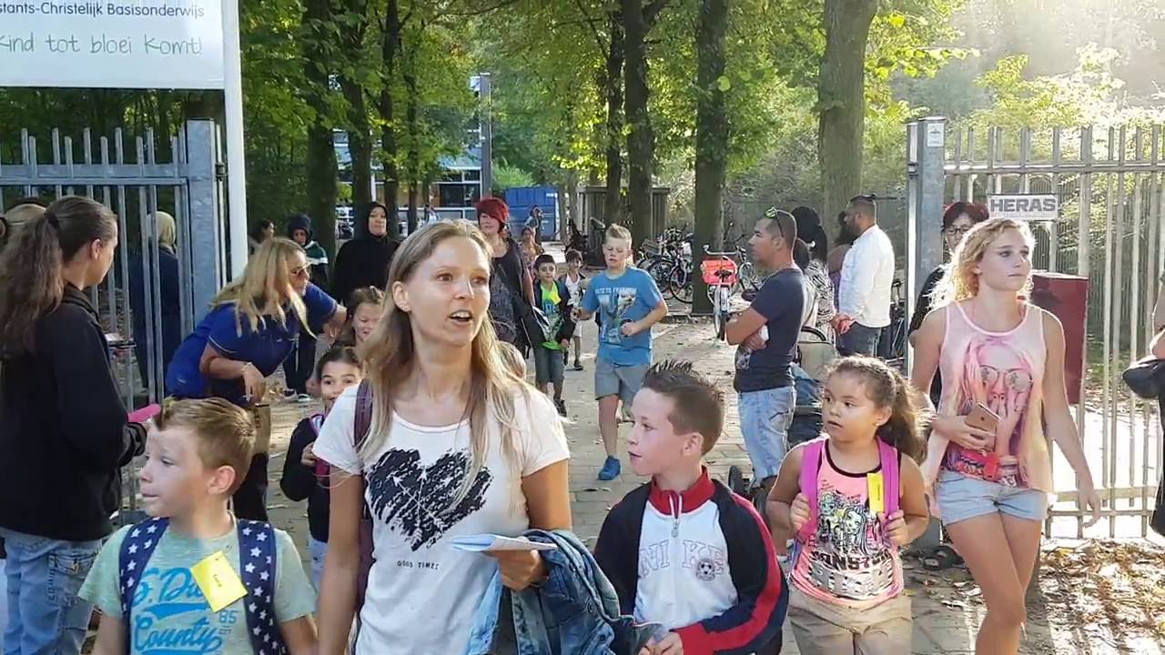 Kinderen van Prinses Margrietschool vertrekken voor schoolreis naar Drievliet