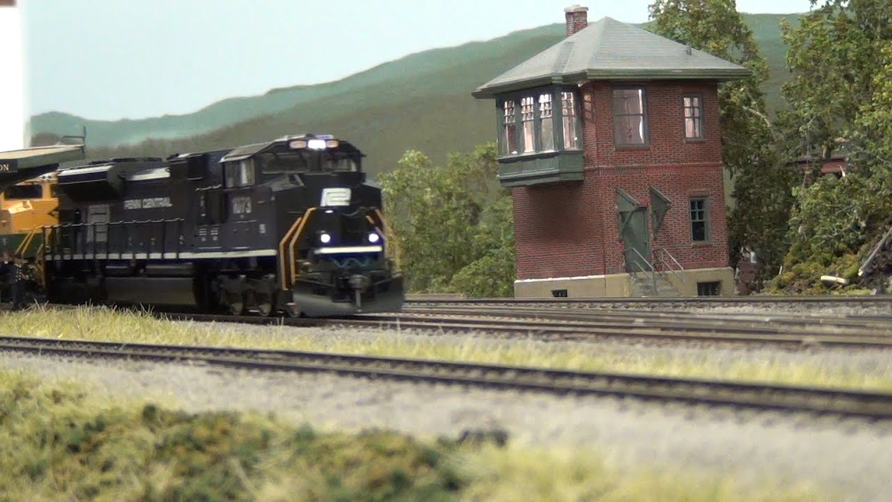 MTH EMD SD70ACe NS #1073 Heritage Intermodal train