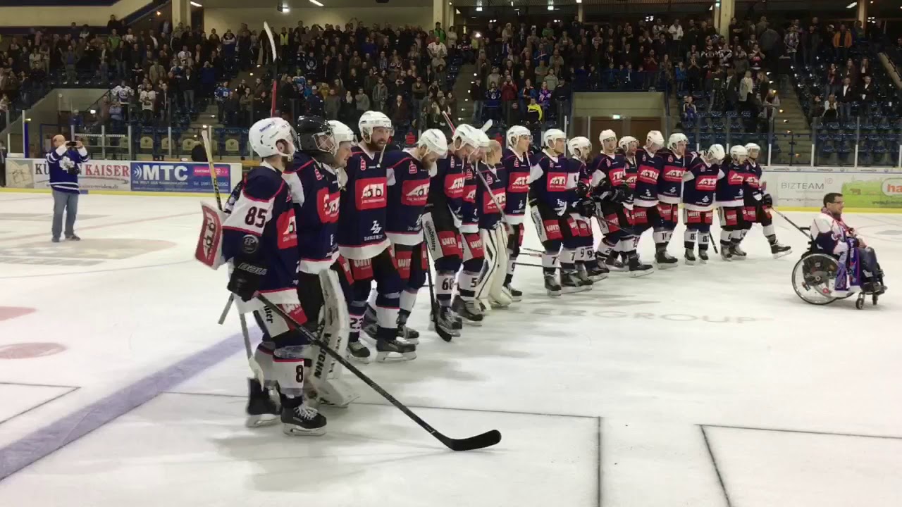 Die Fans der Blue Devils feiern mit den Derbysiegern (4:3 gegen Selb)
