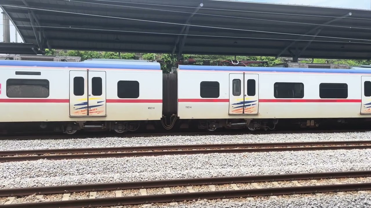 [Horn] KTM Komuter Class 92 arriving and departing Sungai Buloh