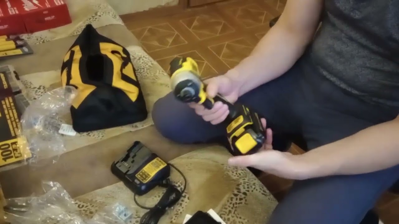Распаковка набор вкл. 2 аккум. и сумку Dewalt DCF809C2