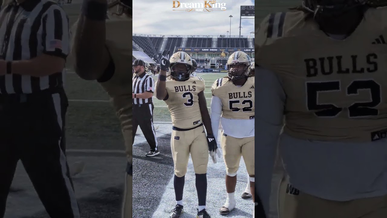 Джавиан Мэллори, игрок под номером 3 команды West Boca Bulls, забил тачдаун в матче против West B...