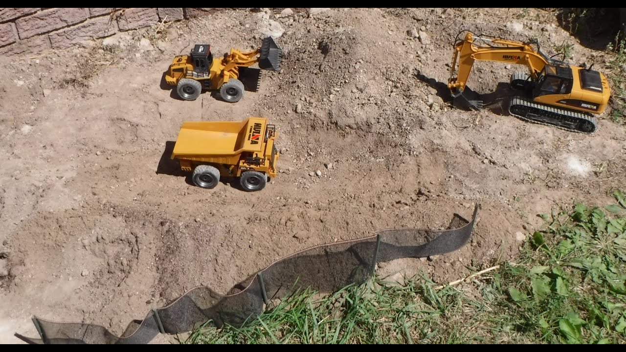 HuiNa Toys 1520 Six Channel 1/14RC Metal Bulldozer Pushing The Limits Courtesy of Banggood