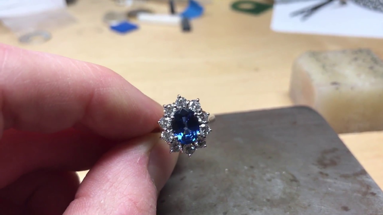18ct White Gold OVAL BLUE SAPPHIRE & DIAMOND CLUSTER ENGAGEMENT RING 3.20CT