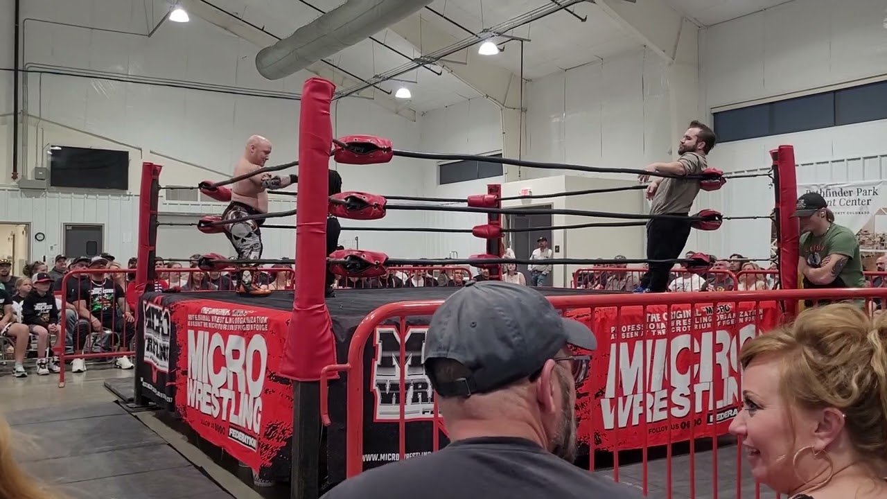 Micro-Wrestling - Zack Presley vs. Redneck Brawler