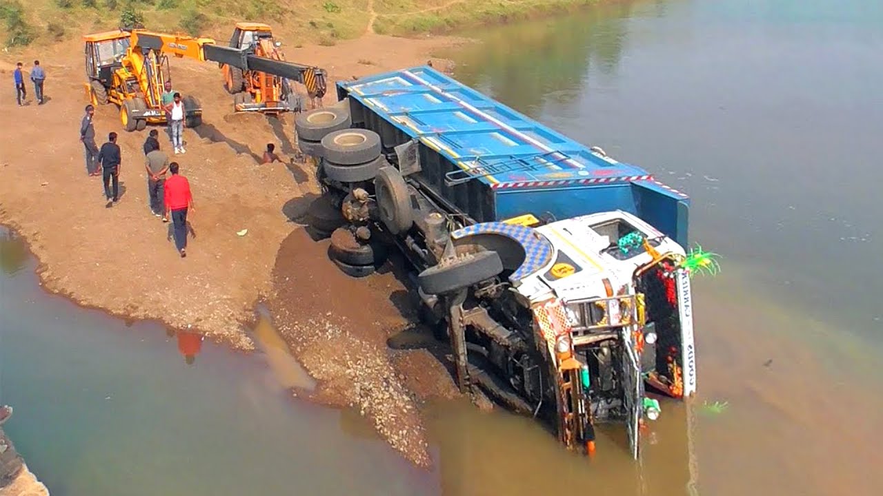 Top 30 Idiot Truck Driver Fails of 2025 &ndash; Shocking Crashes, Instant Karma & Dashcam Moments