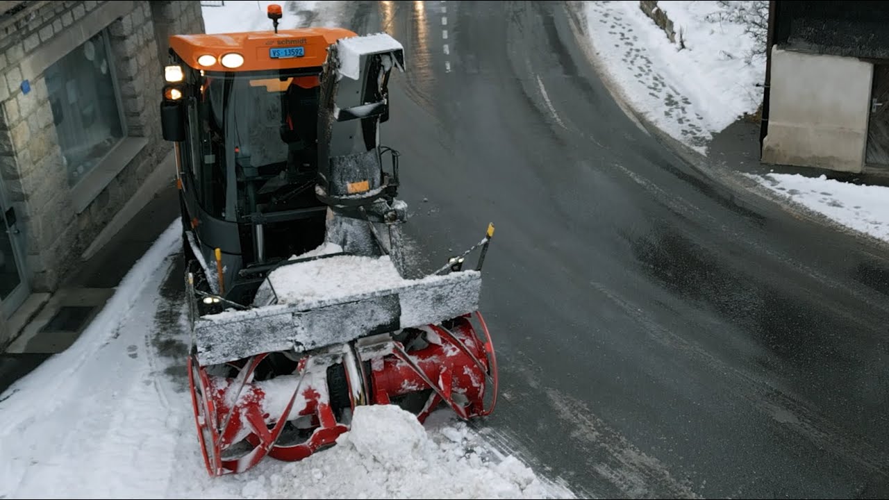 Winterdienst mit der Schneefräse mitten in Münster / Snow removal in a Swiss village.