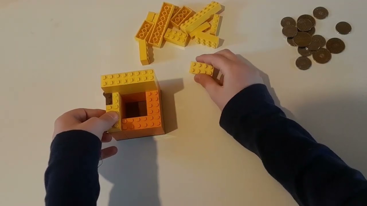 How to build a LEGO Piggy Bank (But not a pig)