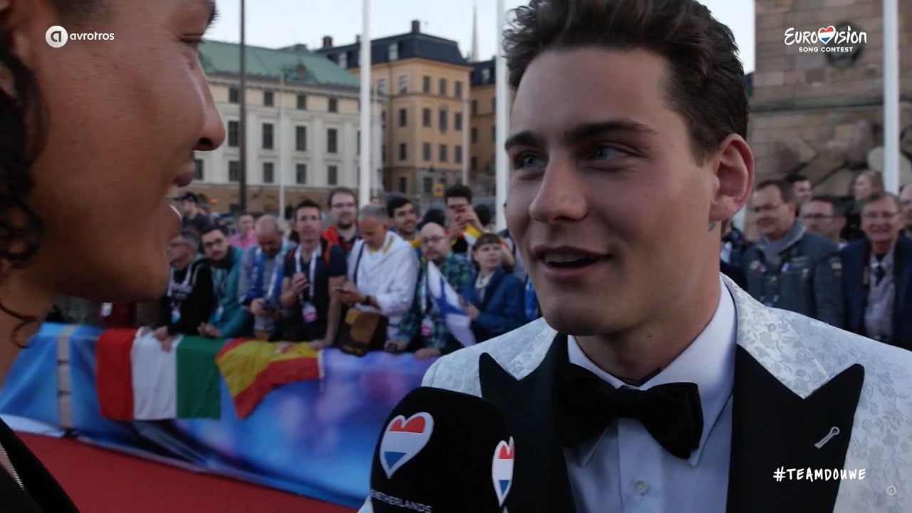 Verrassing voor Douwe Bob langs de rode loper! | TeamDouwe | ESC16