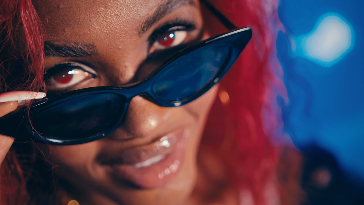Queenzy  - Ayé Ayé - Clip Officiel
