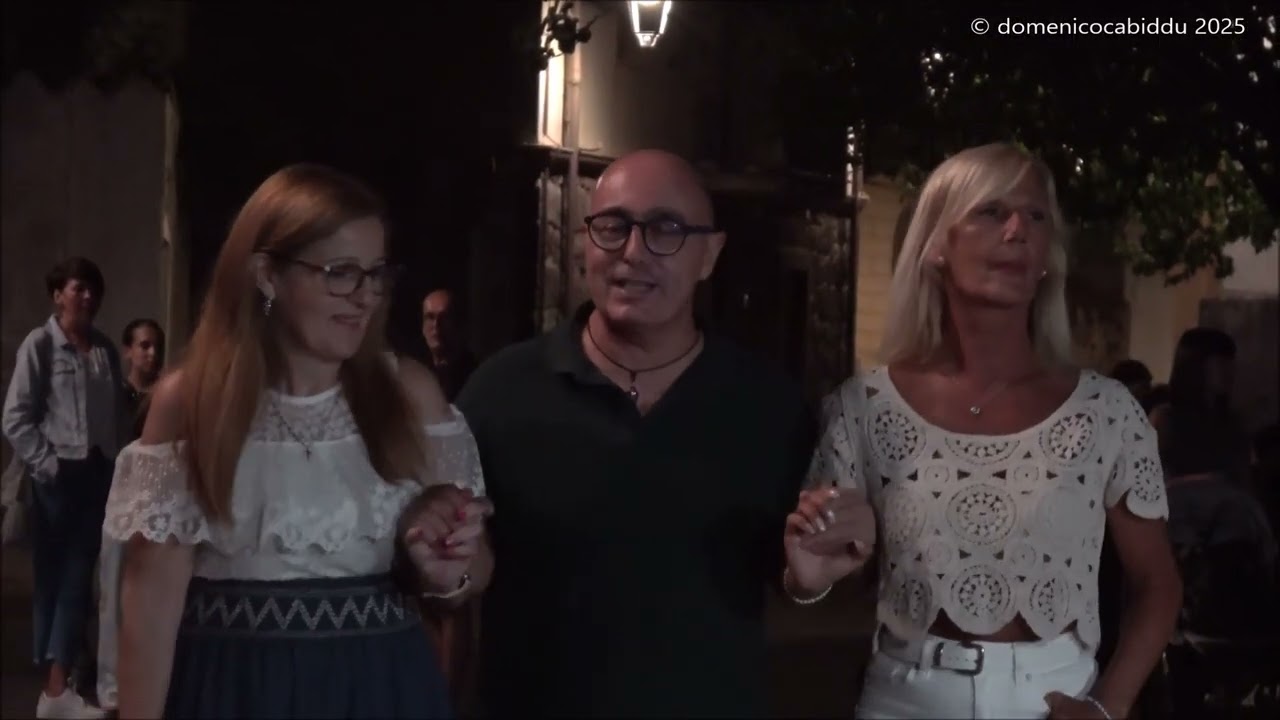 Abbasanta (pratza de su carruzu) il 7 settembre 2025 con il gruppo  “Amigos de Tradiziones”.