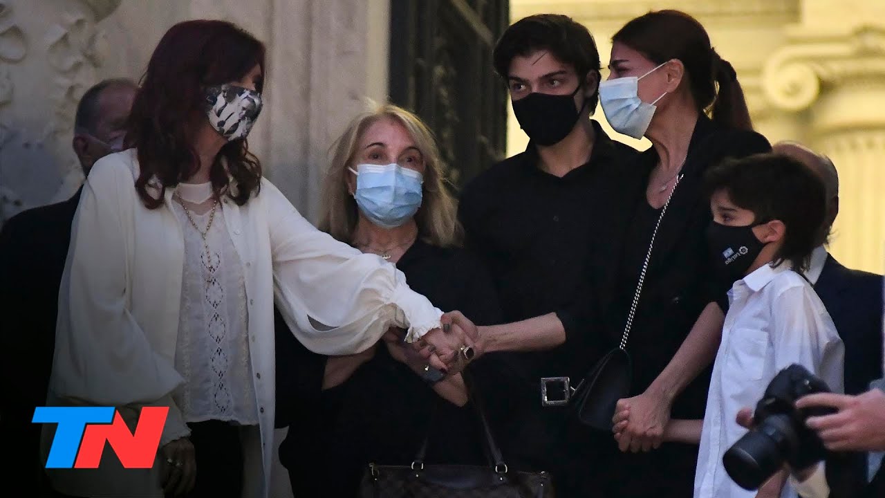 Cristina Kirchner recibió al cortejo fúnebre y comienza el velatorio de Menem en el Senado