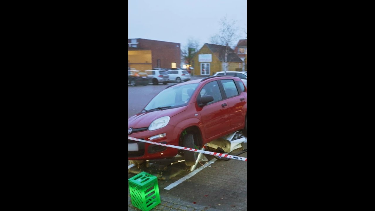 Hvordan er det overhovedet muligt at parkere s&aring;dan?! 😅 #VejensHelte