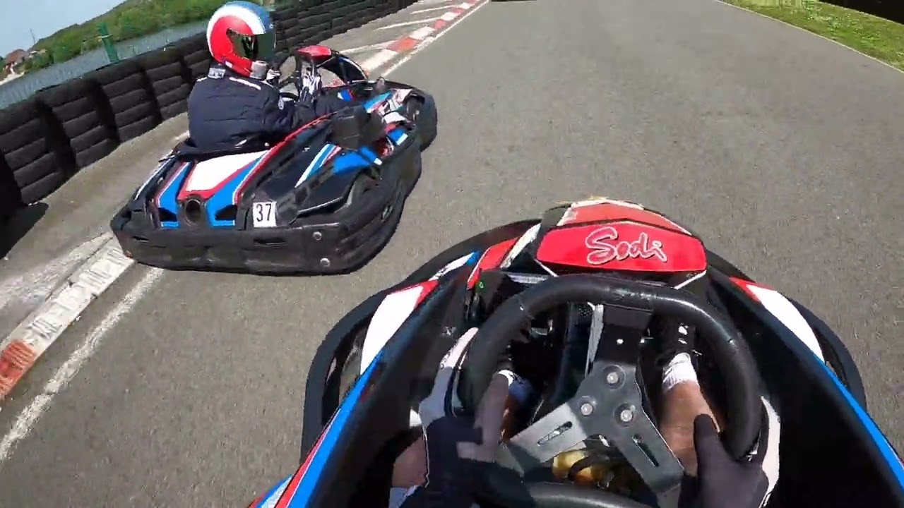kart race overtake battle crash sprint cup maraikart