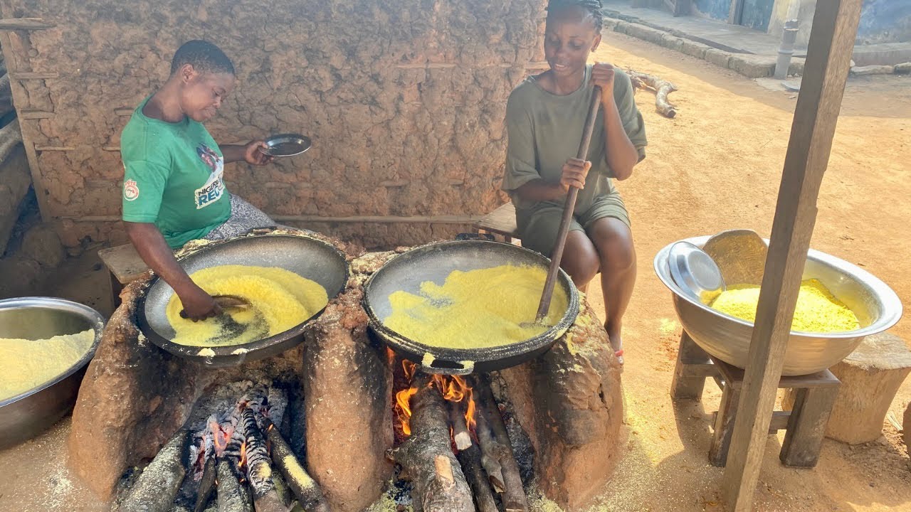 African village life in Nigeria || How to fry garri #trending #village #viralvideo
